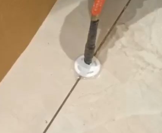 大化瓷砖空鼓维修公司专业解答瓷砖在铺贴过程中，如果没有涂抹均匀到位的粘结材料（如水泥砂浆或瓷砖胶），可能会导致以下问题