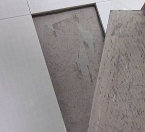 大化瓷砖空鼓维修公司分享瓷砖铺贴时如果打浆（即涂抹在瓷砖背面和基层上的砂浆或瓷砖胶）过少，会带来以下问题